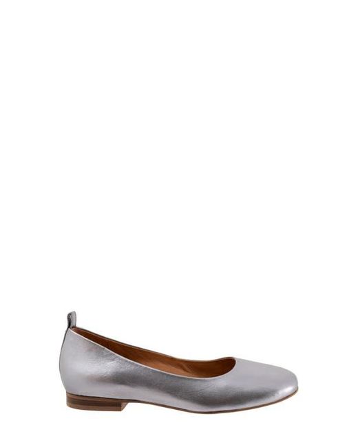 Softwalk® Gray Kiris Flat