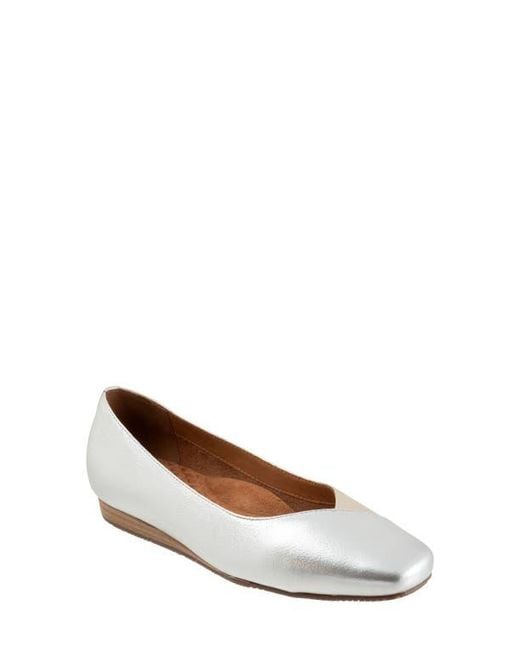 Softwalk® White Vina Flat