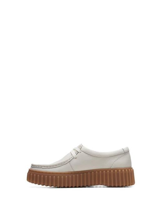 Clarks White Torhill Bee Chukka Sneaker