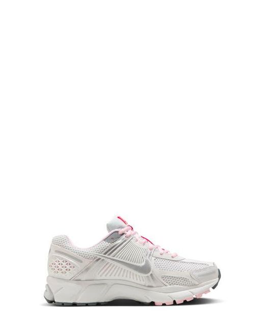 Nike White Zoom Vomero 5 Sneaker