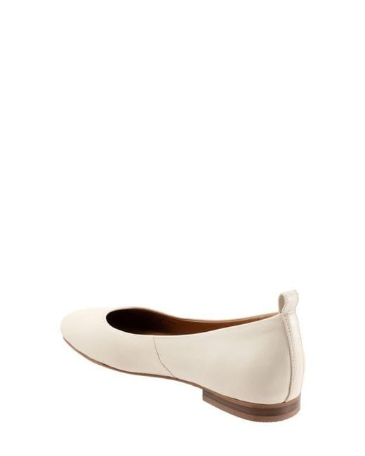 Softwalk® White Kiris Flat