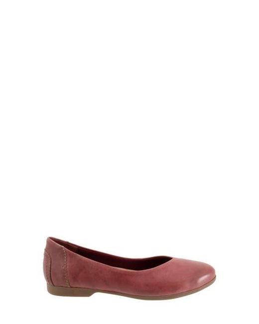 Trotters Red Iris Flat