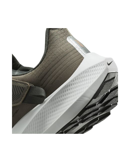 Nike Multicolor Air Zoom Pegasus 39 Flyease Running Shoe