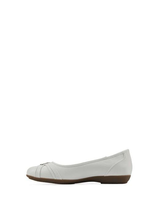 White Mountain White Calming Buckle Strap Flat