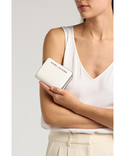 折りたたみ財布 MARC JACOBS Trademarc Mini Compact Wallet MJI_2S4SMP007S02_123_F8F8F8_1-