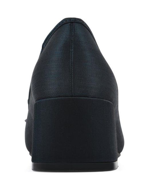 White Mountain Blue Lately Round Toe Pump