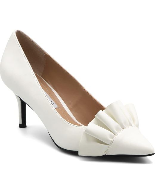 Charles David White Arvine Ruffle Pump