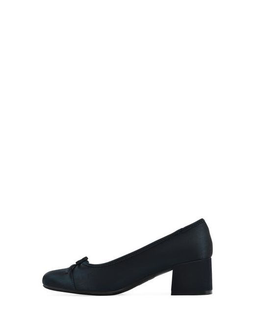 White Mountain Blue Lately Round Toe Pump