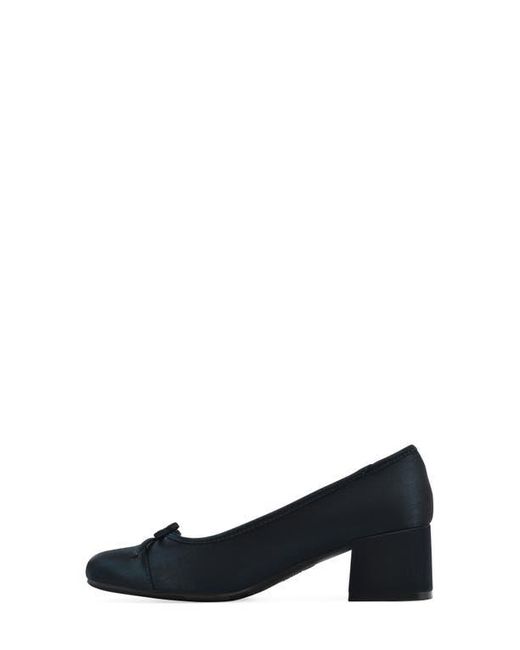 White Mountain Blue Lately Round Toe Pump