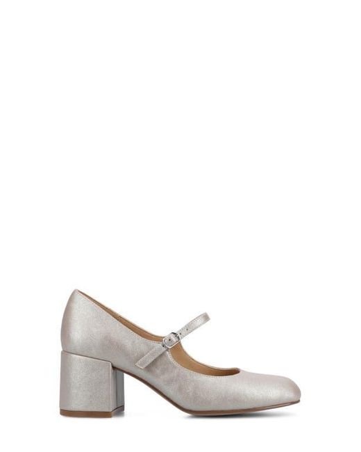 Journee Collection White Okenna Pump