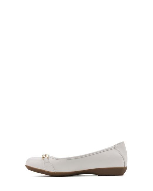 White Mountain White Chain Detail Flats
