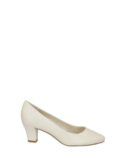 Easy Street White Ballari Round Toe Pump