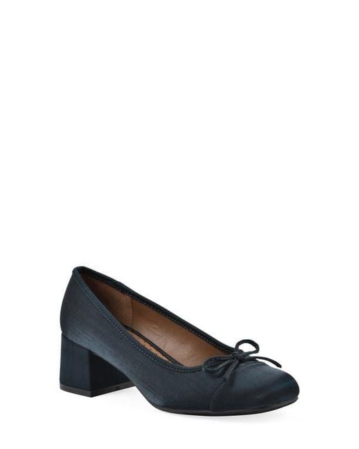 White Mountain Blue Lately Round Toe Pump
