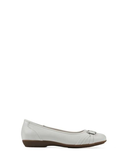 White Mountain White Calming Buckle Strap Flat