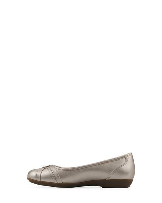 White Mountain Gray Calming Buckle Strap Flat