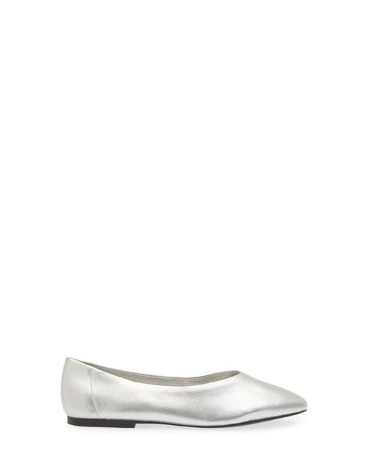 Open Edit White Madyson Flat