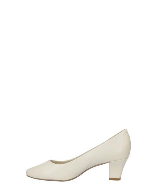 Easy Street White Ballari Round Toe Pump