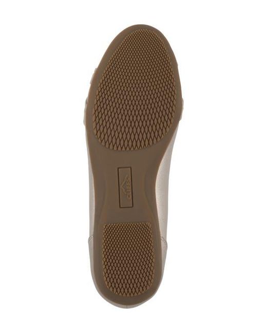 White Mountain Gray Calming Buckle Strap Flat