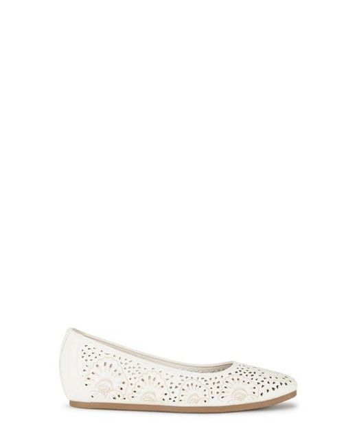 BareTraps White Chika Flat