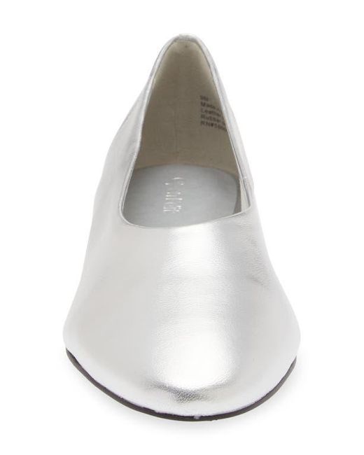 Open Edit White Madyson Flat
