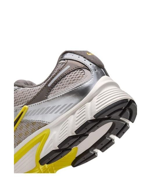 Nike White V5 Rnr Sneaker for men