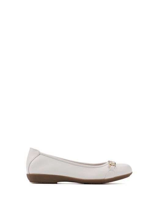 White Mountain White Chain Detail Flats