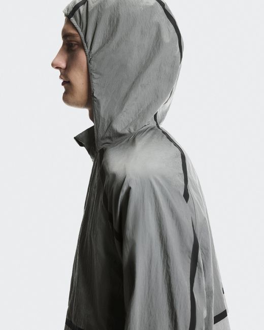 On Shoes Gray Performance Volt Jacket for men