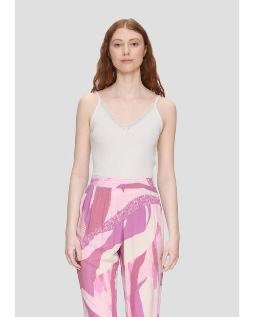 QS Pink Shirttop Verkürztes Slim-Fit-Top mit Spitzen-Detail und Rippstruktur Spitze