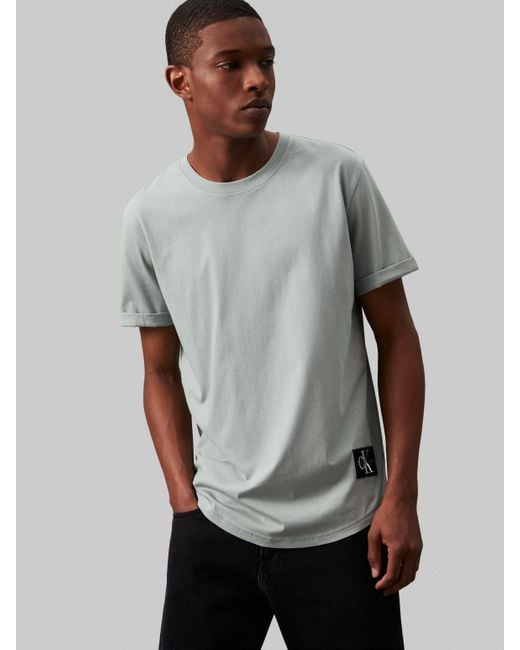 Calvin Klein T-Shirt BADGE TURN UP SLEEVE mit Logopatch in Gray für Herren