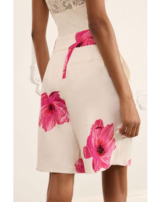 Next Pink Tailored Fit Shorts mit Blumenmuster, Kurzgröße (1-tlg)