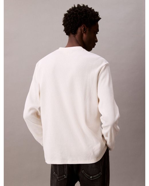 Calvin Klein Langarmshirt LS WAFFLE BADGE CREWNK TEE Mit Rundhalsausschnitt in White für Herren