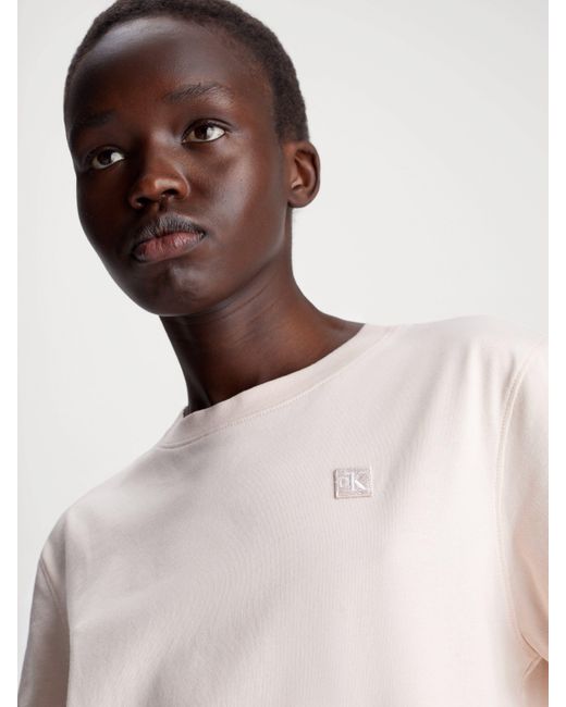 Calvin Klein Natural T-Shirt CK EMBRO BADGE REGULAR TEE mit Logopatch