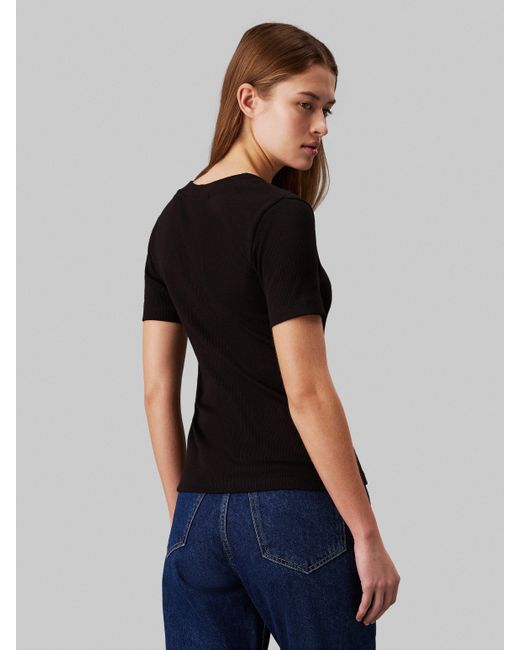Calvin Klein Black T-Shirt WOVEN LABEL RIB V-NECK TEE mit Logomarkenpatch