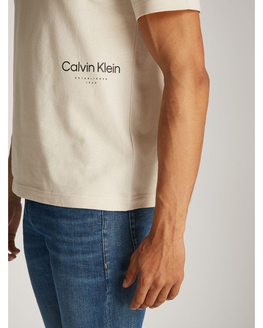 Calvin Klein OFF PLACEMENT LOGO T-SHIRT mit Logoschriftzug in Natural für Herren