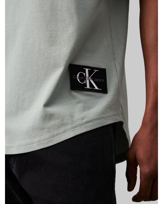 Calvin Klein T-Shirt BADGE TURN UP SLEEVE mit Logopatch in Gray für Herren