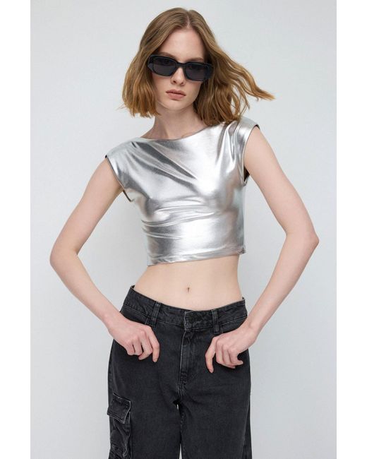 No Matter What Gray Glänzendes Rückenfreies Basic-Crop-Top