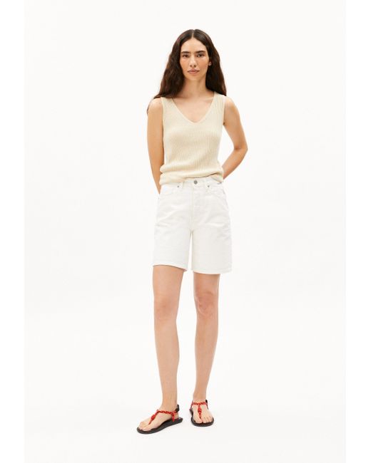 ARMEDANGELS White SHEAARI (1-tlg., Regular Fit) Jeans Shorts aus recycelter Baumwolle
