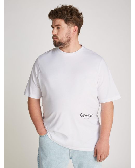 Calvin Klein BT_OFF PLACEMENT LOGO T-SHIRT in groß Größen mit Markenlabel in White für Herren