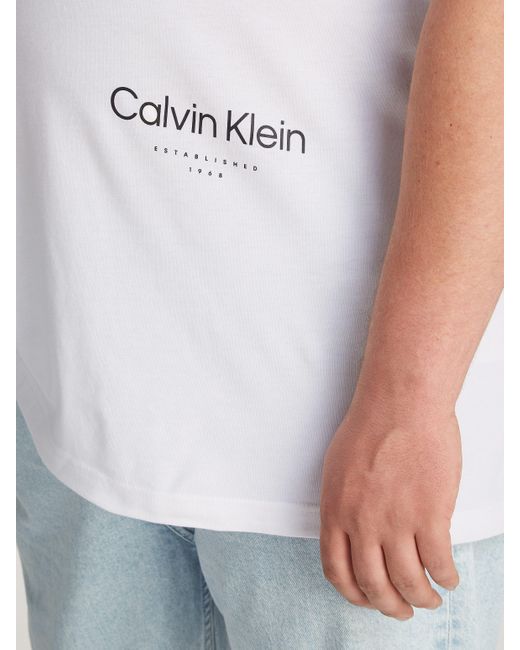 Calvin Klein BT_OFF PLACEMENT LOGO T-SHIRT in groß Größen mit Markenlabel in White für Herren