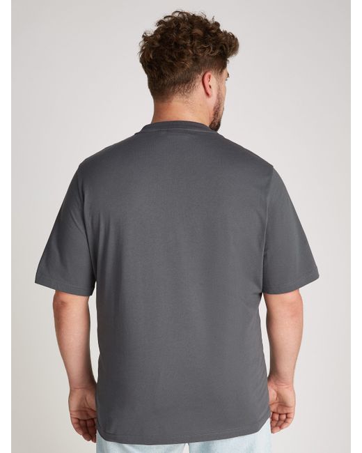 Calvin Klein BT_OFF PLACEMENT LOGO T-SHIRT in groß Größen mit Markenlabel in Gray für Herren