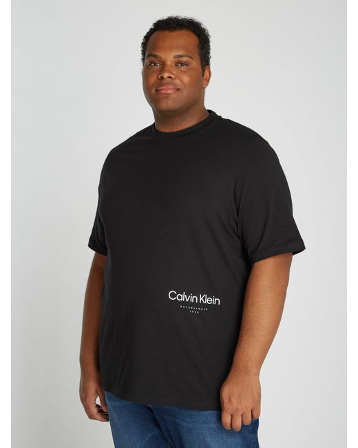 Calvin Klein BT_OFF PLACEMENT LOGO T-SHIRT in groß Größen mit Markenlabel in Black für Herren