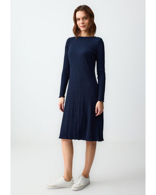 Jimmy Key Blue Midikleid Langärmliges Gemustertes Strickkleid Mit Rundhalsausschnitt