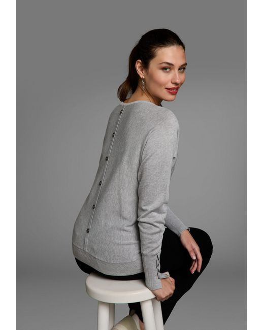 Laura Scott Gray Fledermauspullover mit Zierknopfleiste