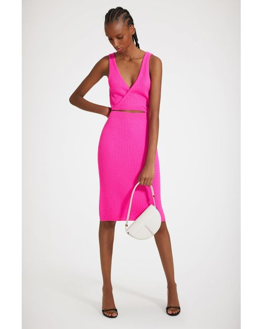 Patou ウールとカシミアを使用したフロントラップデザインのケーブルニットドレス。 Pink