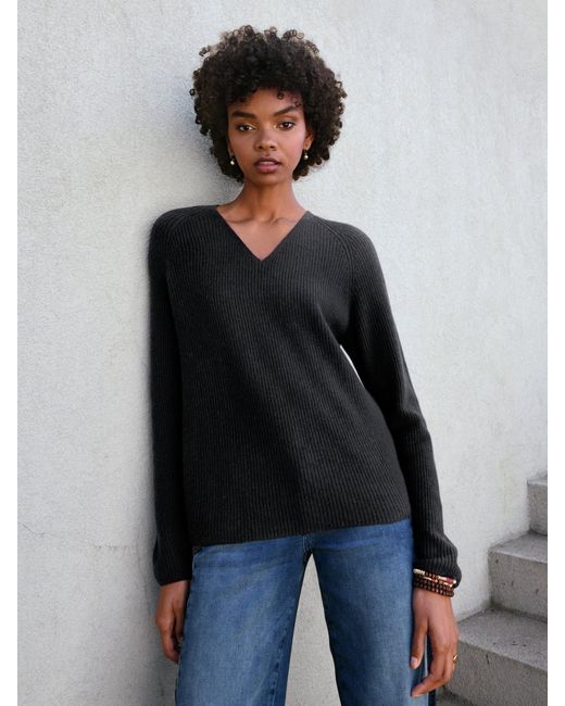 include Black V-Pullover