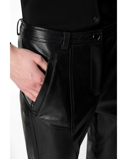 Pantaloni effetto pelle crinkle di Pinko in Black