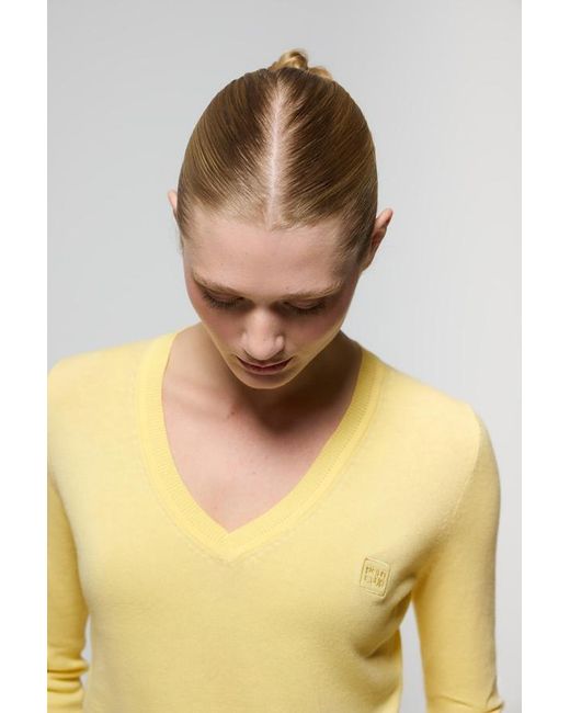 Maglione Basic Giallo Leggero Con Scollo A V E Logo Ricamato Tono Su Tono di POLO CLUB in Yellow