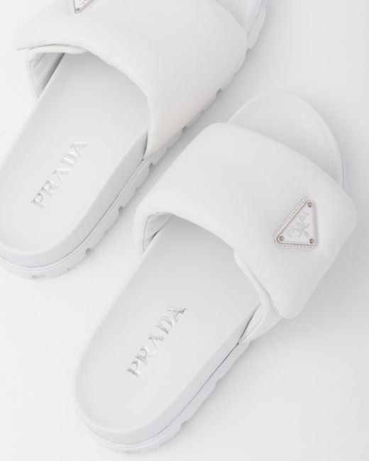 Sandali slides con placca logo di Prada in White