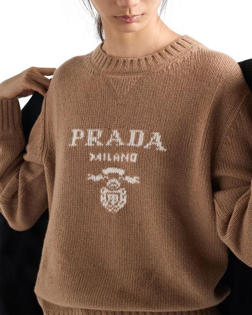 Pull à logo intarsia Prada en coloris Natural