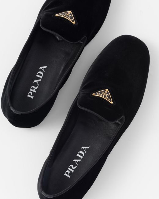 Mocassins en velours à plaque logo Prada en coloris Black